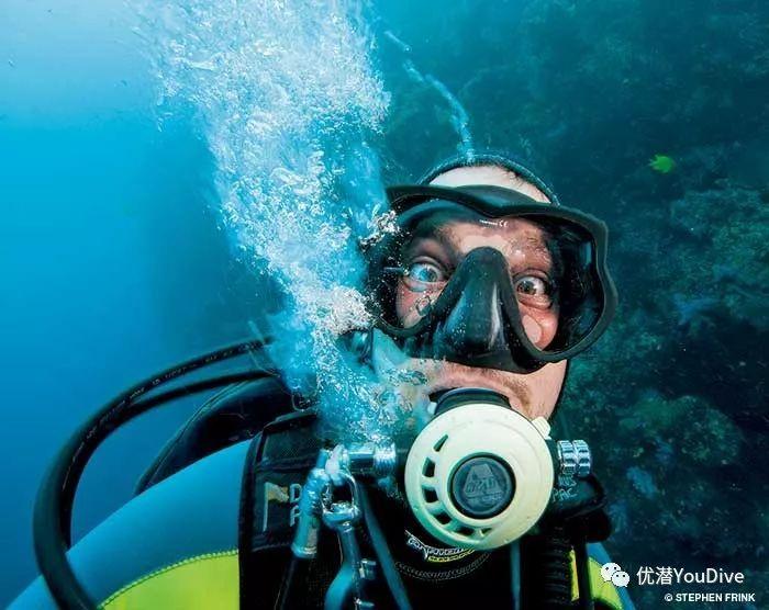 铲屎官堆了个雪人想给狗子一个惊喜，没想到吓退“四壮汉”...