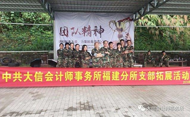 对方是个美容师，该怎么追？是亲戚介绍的游戏画面